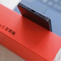 目前性价比最高的中端机，跑分322万+6700mAh，价格仅2039元