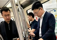 网友机场摆渡车偶遇余承东、何刚：自己拿行李箱 专注看手机