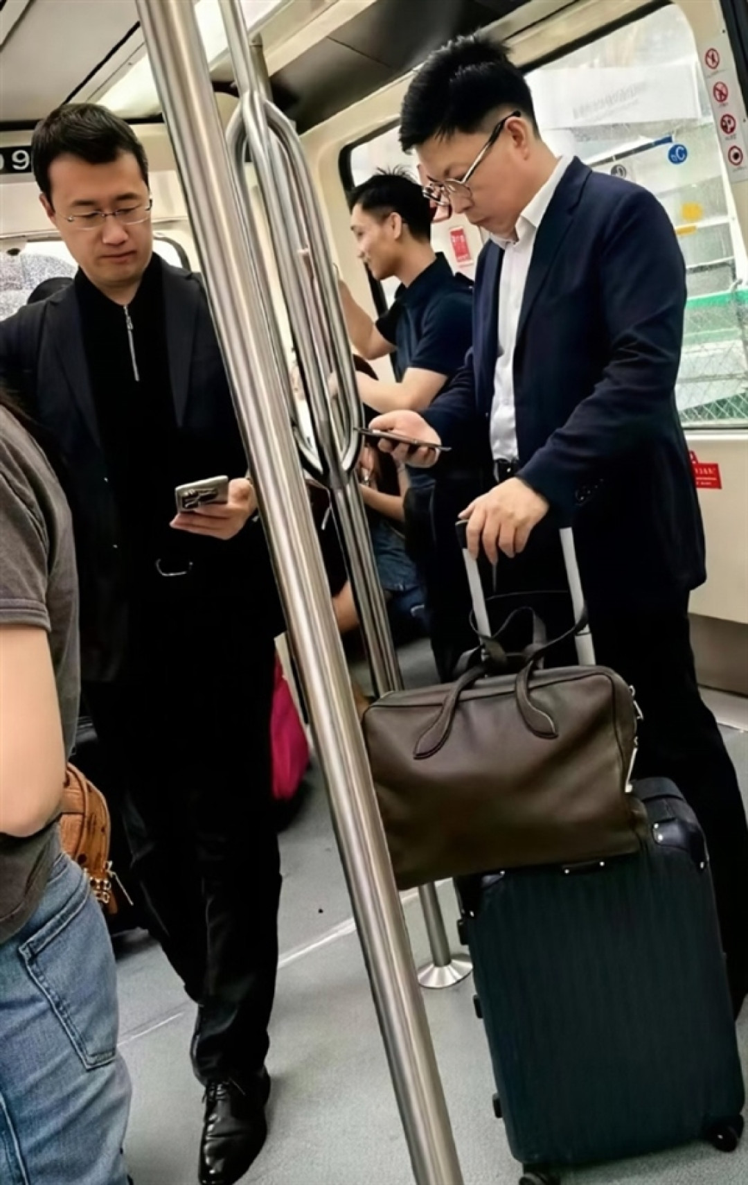 网友机场摆渡车偶遇余承东、何刚:自己拿行李箱 专注看手机