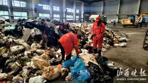 翻八吨垃圾寻百元手表：城市治理的温度边界在哪里？