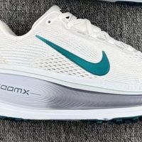 Nike Vomero 18：舒适的厚底缓震跑步鞋