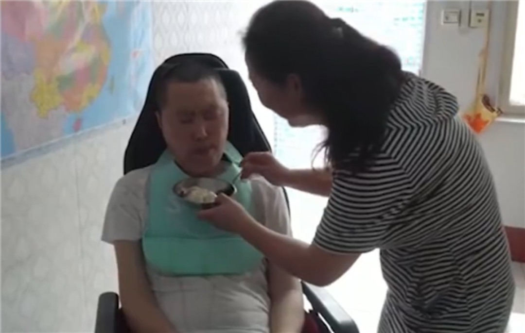 52岁女子带渐冻症丈夫跑网约车:想带他多看看风景