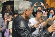 黄仁勋首次中文演讲结束：唐装秒换皮衣