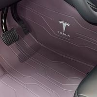 特斯拉换了紫色脚垫，确实不一样