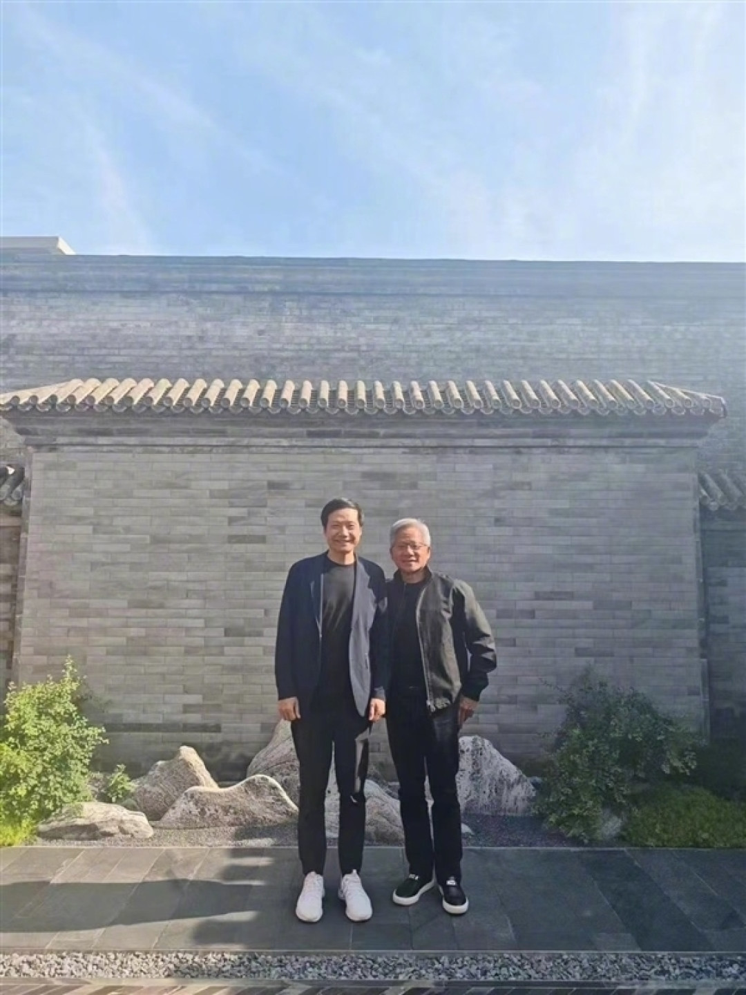 黄仁勋皮衣“热梗”再续!给媒体皮衣签名 笑问“你觉得热吗”