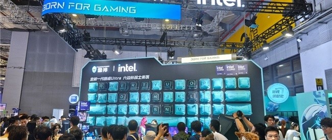 雷神ZERO 18 Pro携酷睿Ultra旗舰登场，重构游戏本天花板
