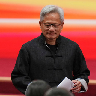 大佬说｜黄仁勋穿唐装，赞华为手机、想买小米汽车，用着Pixel，评价苹果AI有自己的节奏