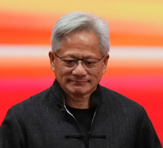大佬说｜黄仁勋穿唐装，赞华为手机、想买小米汽车，用着Pixel，评价苹果AI有自己的节奏