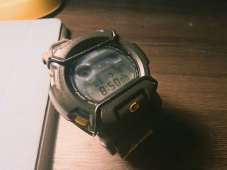 卡西欧dw002，坚固而容易老化的外表壳