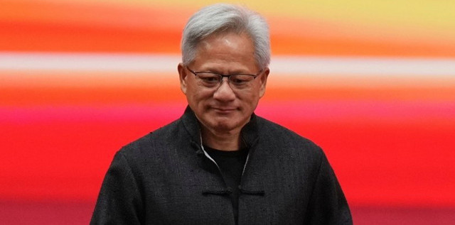脱下皮衣穿唐装讲中文，还要买小米汽车，黄仁勋太想做中国生意了