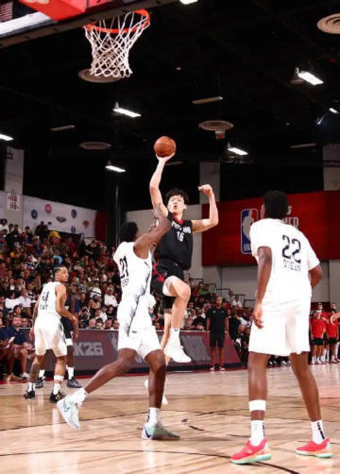 杨瀚森夏联三分神准惊艳NBA 中国高炮台投射蜕变获比卢普斯盛赞