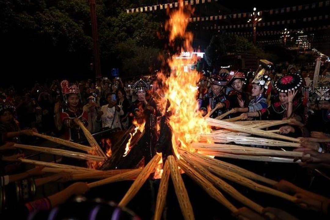 炽热七月：千年火把点燃云南非遗与现代交织的盛夏狂欢