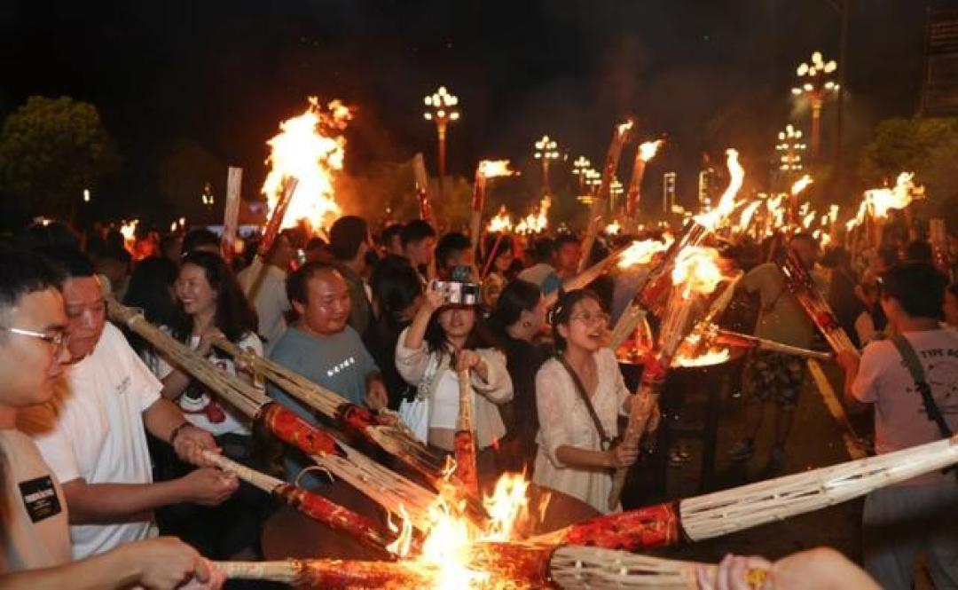 炽热七月：千年火把点燃云南非遗与现代交织的盛夏狂欢