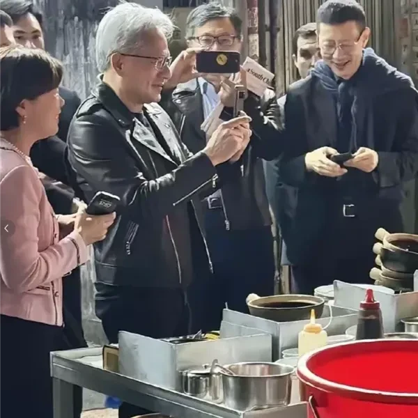 4万亿美元CEO用啥手机 黄仁勋晒机：纯正的安卓系统 非常简洁干净