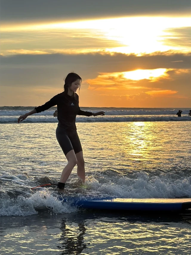 花80r在库塔学冲浪！教练好会抓拍啊