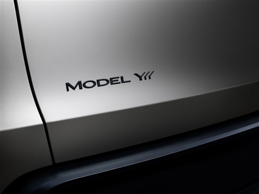 大六座来了!特斯拉Model Y L外观正式公布:预估售价40万 尾标亮了
