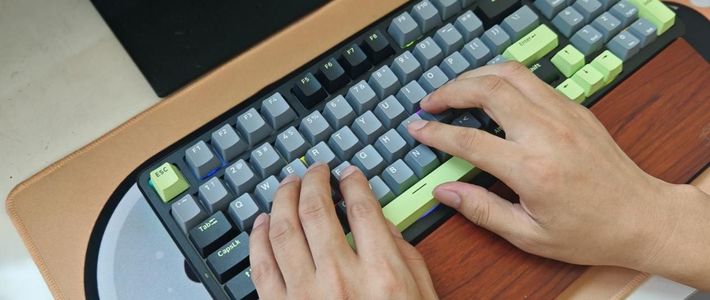 紧凑高效新选择：雷柏V700DIY-98，98键塞进完整数字区