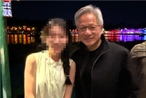 身价千亿的黄仁勋现身北京什刹海：穿皮衣与小姐姐合影 酒吧小酌聊天