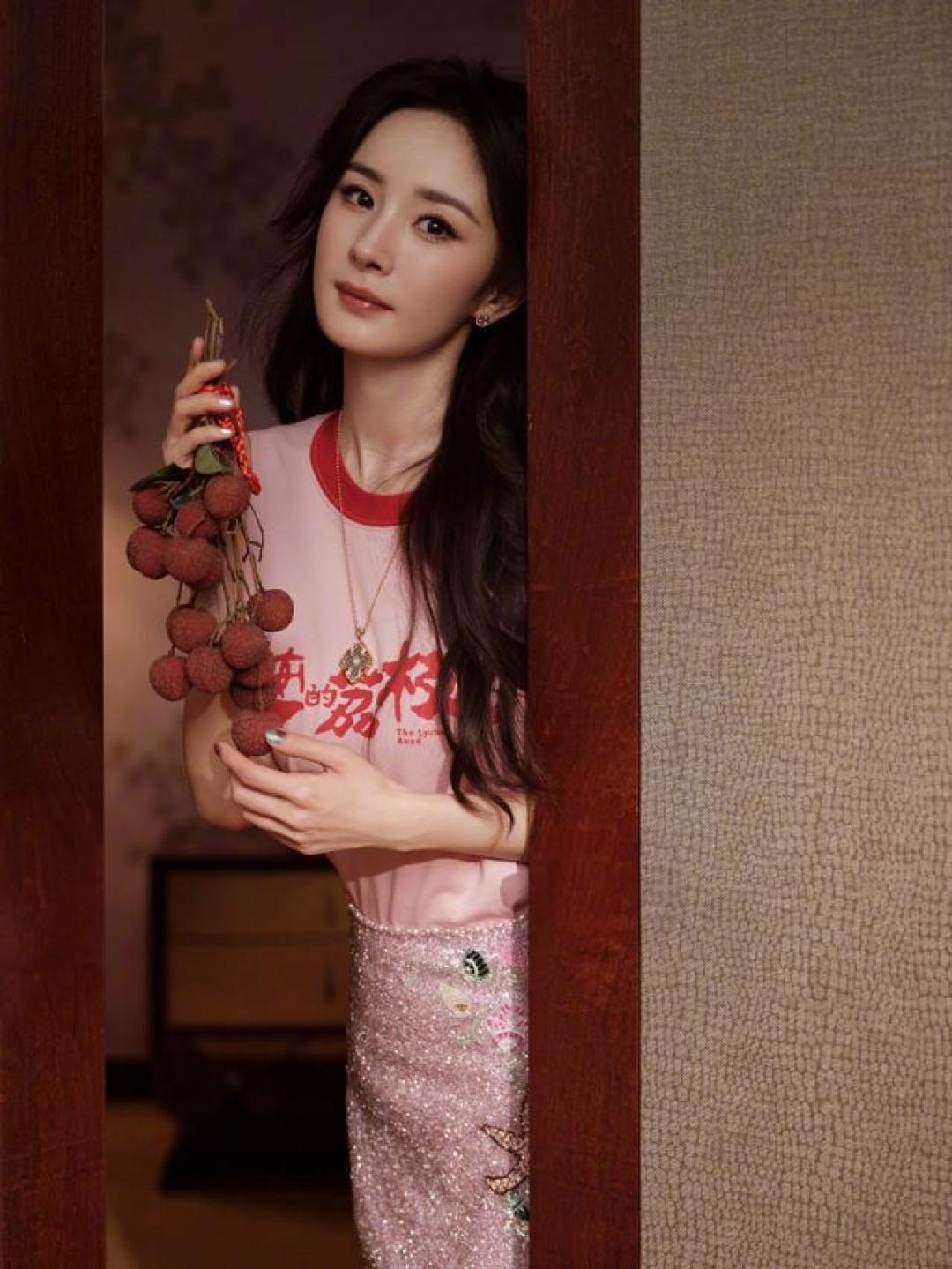杨幂“荔枝粉”穿搭解析：甜飒碰撞打破年龄框，38岁穿出透亮高级感