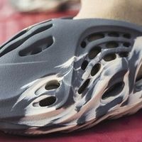 Adidas Yeezy Foam Runner 洞洞鞋评测：买个玩具