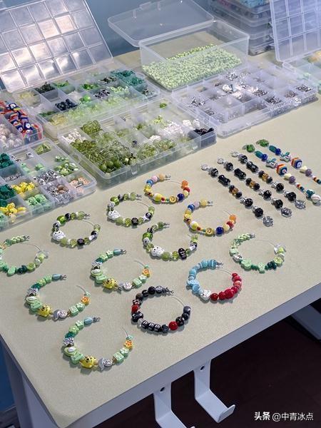 年轻人正在轻量化创业：卖手链、袜子、娃衣、宠物骨灰盒，躲在小作坊连接全世界，主打情绪价值