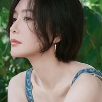 秦岚牛仔吊带+牛仔半裙，搭配​​黑色系带短靴，松弛感直接拉满