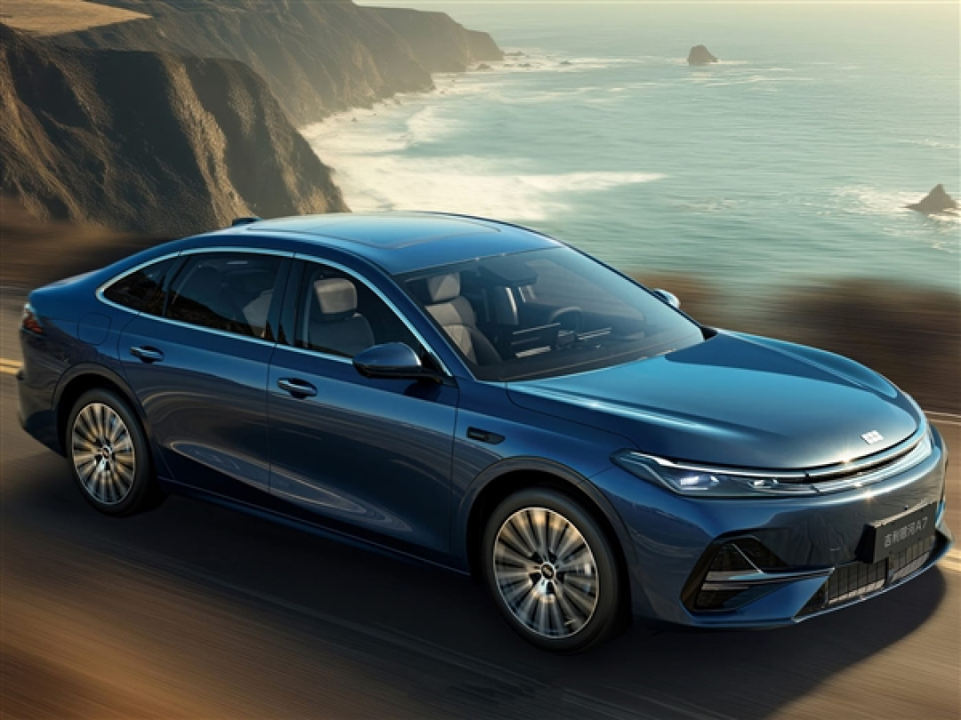吉利真拼了!续航2100km的全新银河A7新增两车型:售价降至9.78万