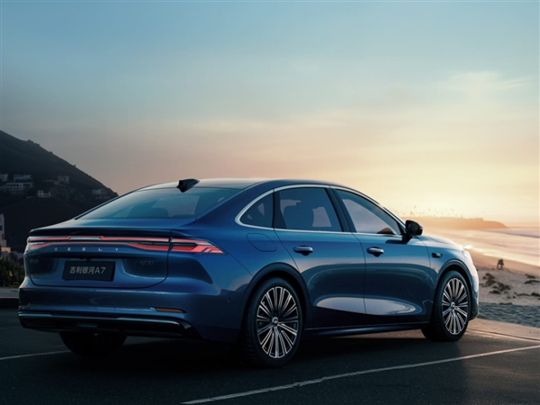 吉利真拼了!续航2100km的全新银河A7新增两车型:售价降至9.78万