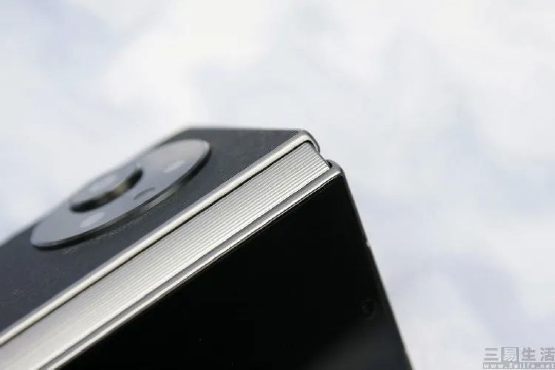 折叠屏手机的“厚度战争”，到底是否有意义？