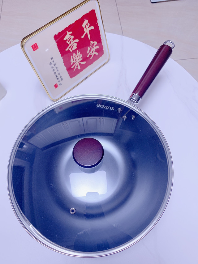 32cm的大铁锅确实单手操作有点费劲