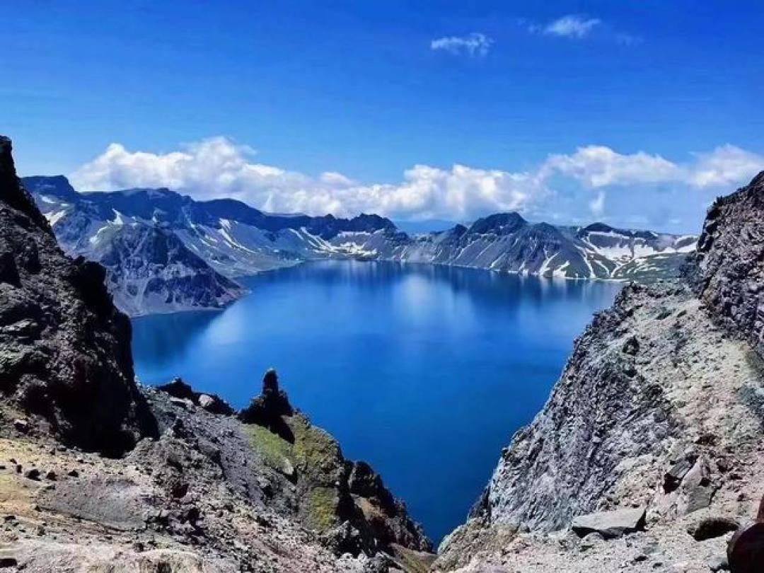 长白山迎避暑热潮:高铁四小时探秘22℃森林氧吧与天池秘境