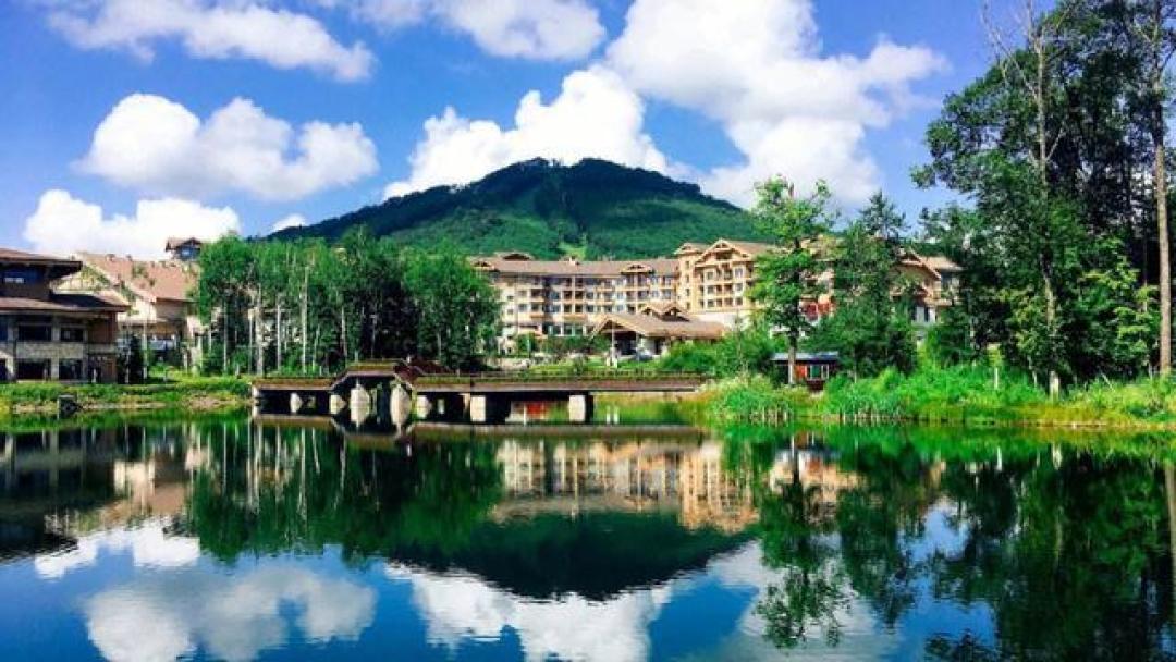 长白山迎避暑热潮:高铁四小时探秘22℃森林氧吧与天池秘境