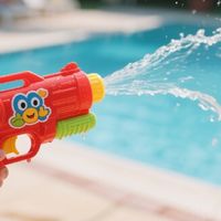 夏日玩具：水枪的乐趣