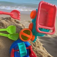 夏日海边游玩必备的沙滩玩具