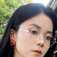 戴眼镜早不是“看不清才戴”那回事了，妥妥成了穿搭的神来之笔