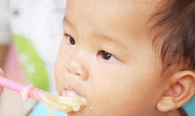婴儿什么时候添加辅食最好？