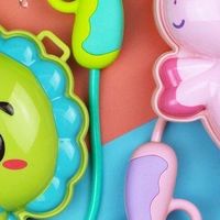 夏日沙滩乐趣，儿童背包水枪的抽拉式戏水体验