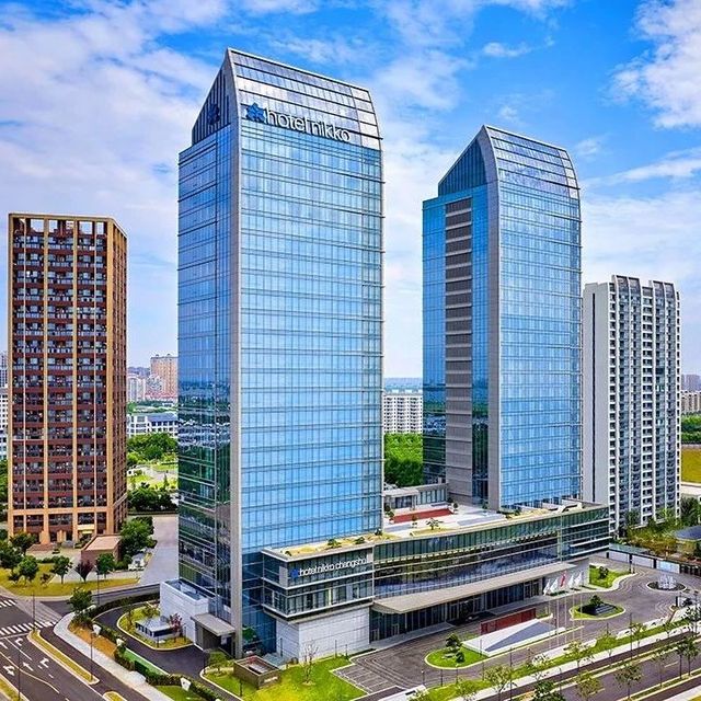 高端酒店特惠住 | 暑期不涨价！2间夜¥888住地标日航！依湖而建，近购物中心，畅游泳池+日式汤池!