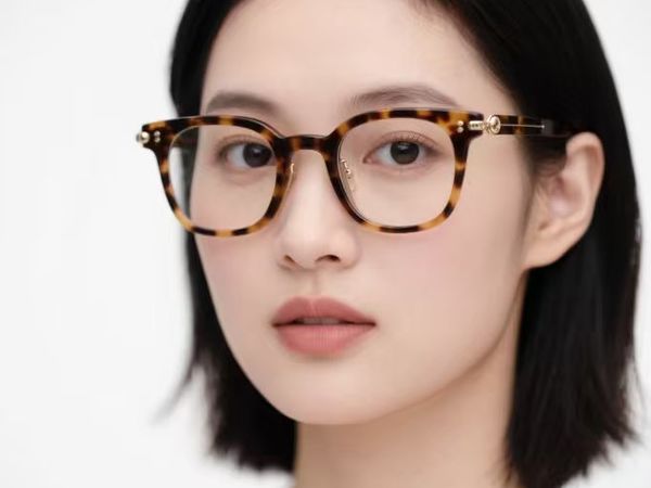 方框镜框提升圆脸立体感