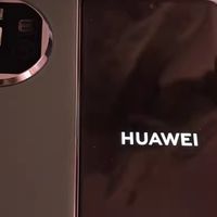 优雅折叠体验：HUAWEI Mate X5