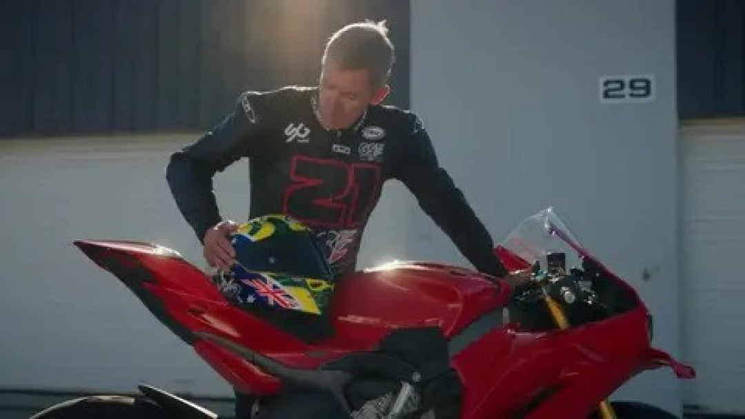 特洛伊·贝里斯试驾杜卡迪Panigale V4