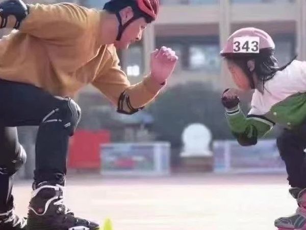 新课标体育新思路：为什么聪明家长让孩子学轮滑？‌