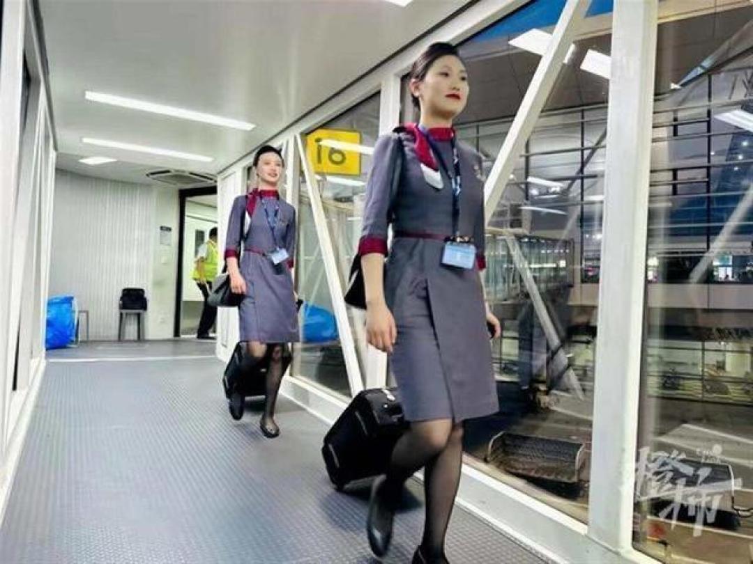 民航业劳动保护新实践：春秋航空女乘务员改穿平底鞋背后的健康安全革命
