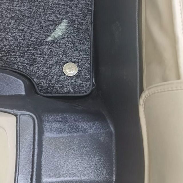 老车内饰焕新：精准版型脚垫