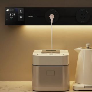 Yeelight智能人在轨道插座，3.5英寸触控屏幕、雷达人在感应、8000W高负载