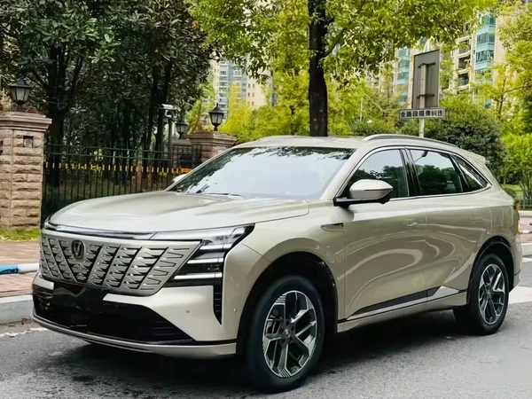 🌟【2025款长安CS75PLUS优缺点大揭秘】
🚗【核心优势】
1️⃣ 动力与油耗双赢
全新1.5T蓝鲸发动机+爱信8AT，最大功率192马力，WLTC油耗仅6.89L/100km！市区起步轻快，高