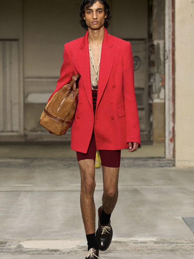 #男装周# ‖#大秀直击#Dries Van Noten 2026 春夏男装系列，如何平衡“商务与休闲”？Dries Van Noten 2026 春夏男装系列在“商务与休闲”之间找到了巧妙的平衡，展
