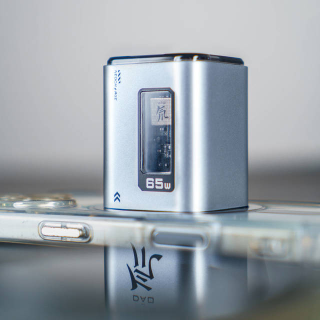 这是我用过设计很硬核酷炫的充电头-红魔氘锋能量块mini65W体验