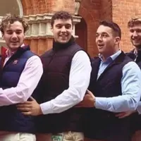 华尔街人手一套——Patagonia马甲+On鞋，是穿了会变有钱嘛？