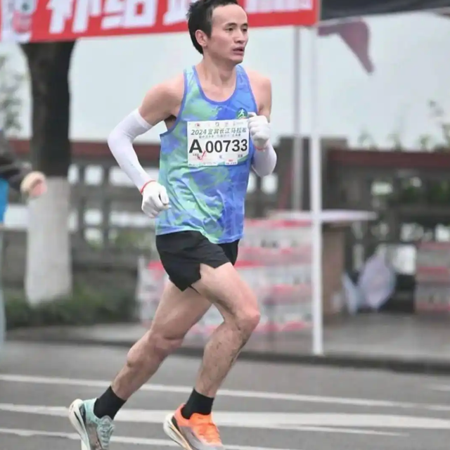 六盘水马拉松亚军黄仁伟月跑近千公里，是否值得业余爱好者效仿?